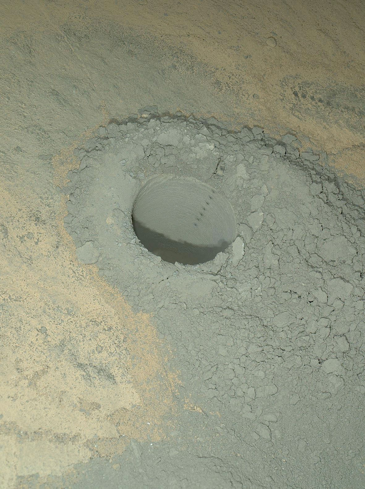 Image acquise par le microscope Mahli du forage le plus récent et les marques laissées par le laser de ChemCam le long de la paroi. Cette combinaison permet de mesurer la composition à l'intérieur de la roche, un peu comme lorsqu'un géologue sur le terrain casse un caillou pour l'observer. © Nasa/JPL-Caltech/MSSS
