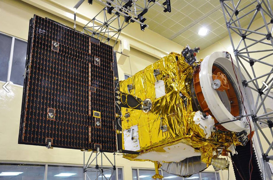 La sonde Mars Orbiter Mission lors d'essais de déploiement de ses panneaux solaires. © Isro
