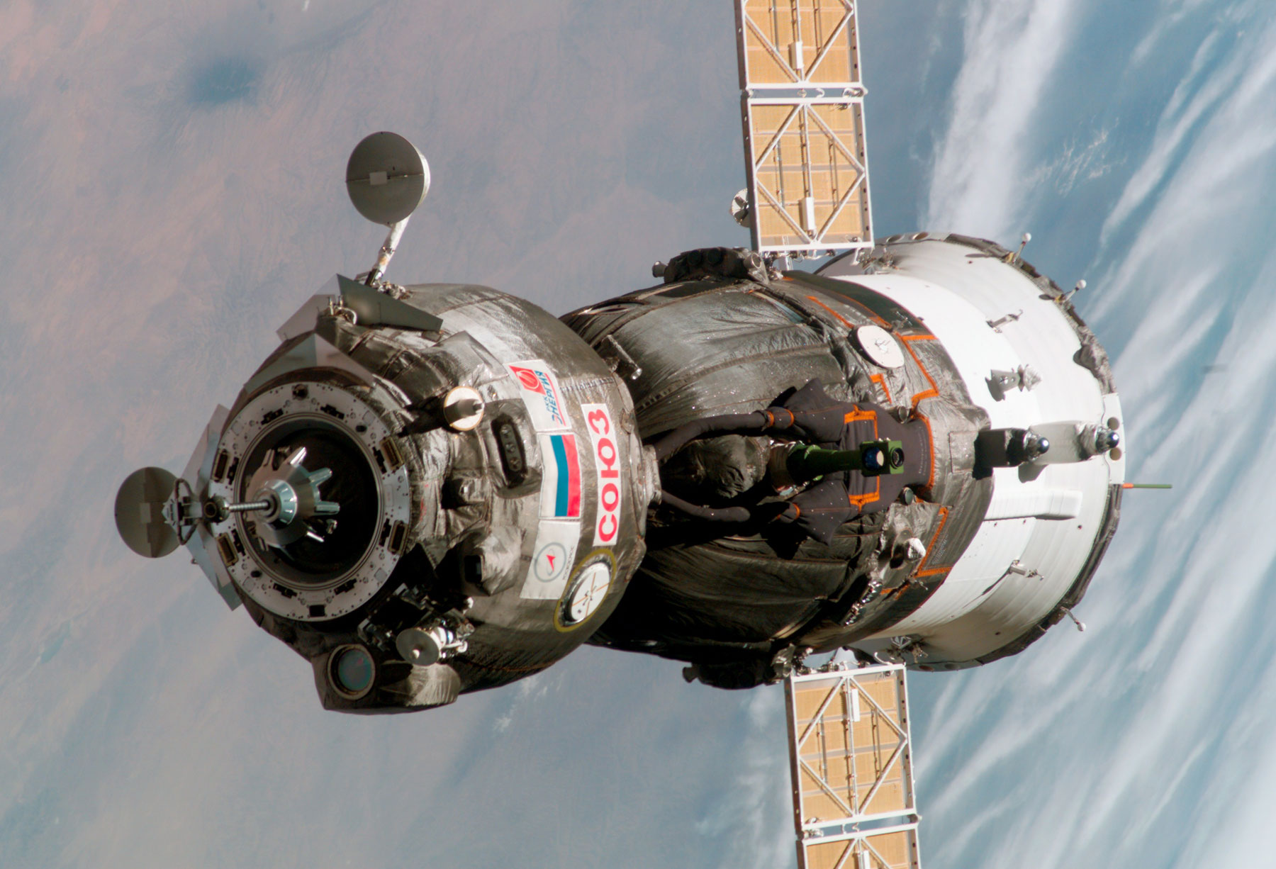 L'actuel vaisseau Soyouz utilisé pour la rotation des équipages à bord de la Station spatiale. Pour tourner autour de la Lune, il devra subir quelques modifications et être doté d'un module d'habitation. © Nasa