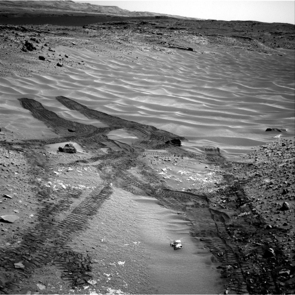 Aujourd'hui, Curiosity fait route en direction du mont Sharp ne s'autorisant des arrêts que si des roches présentent un intérêt scientifique certain. © Nasa, JPL/Caltech