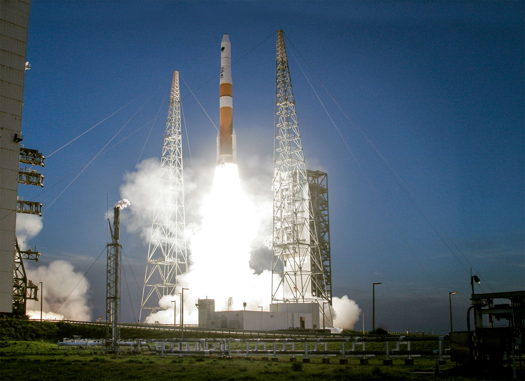 Au décollage, un lanceur Delta 4 Medium+ (4,2) qui sera utilisé ce soir pour le lancement des trois satellites de l'armée américaine. © United Launch Alliance