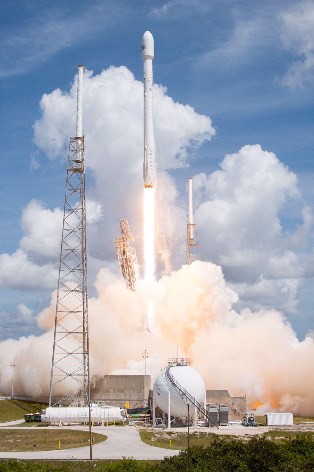 Falcon 9 v1.1 au décollage depuis son pas de tir SLC-40 de Cap Canaveral. À son bord, 6 des 17 satellites de la constellation de deuxième génération d'Orbcomm qui ont été mis à poste avec succès. © SpaceX