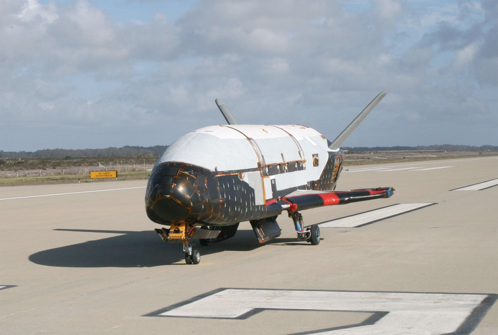 Un des deux exemplaires connus de X-37B. L'engin ressemble beaucoup aux navettes spatiales de la Nasa avec des dimensions bien plus faibles. La longueur est de moins de 9 m. © US Air Force