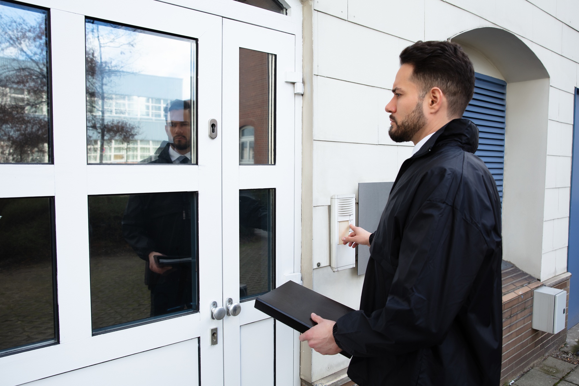 Le commissaire de justice est un métier issu de la fusion entre les huissiers de justice et les commissaires-priseurs judiciaires. Il est régulièrement en déplacement afin de notifier des décisions de justice ou réaliser des constats. © Andrey Popov, Adobe Stock.