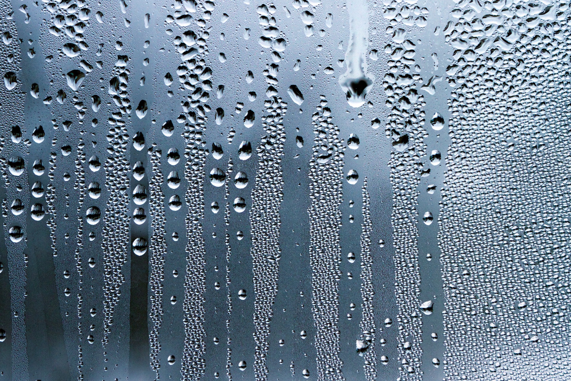 La condensation, qu'elle soit liquide ou solide, représente une transition de phase essentielle dans le cycle de la matière : formation des gouttes de pluie ou des cristaux de glace, nuages ou cristallisation… © Dmitry Shishov, Adobe Stock