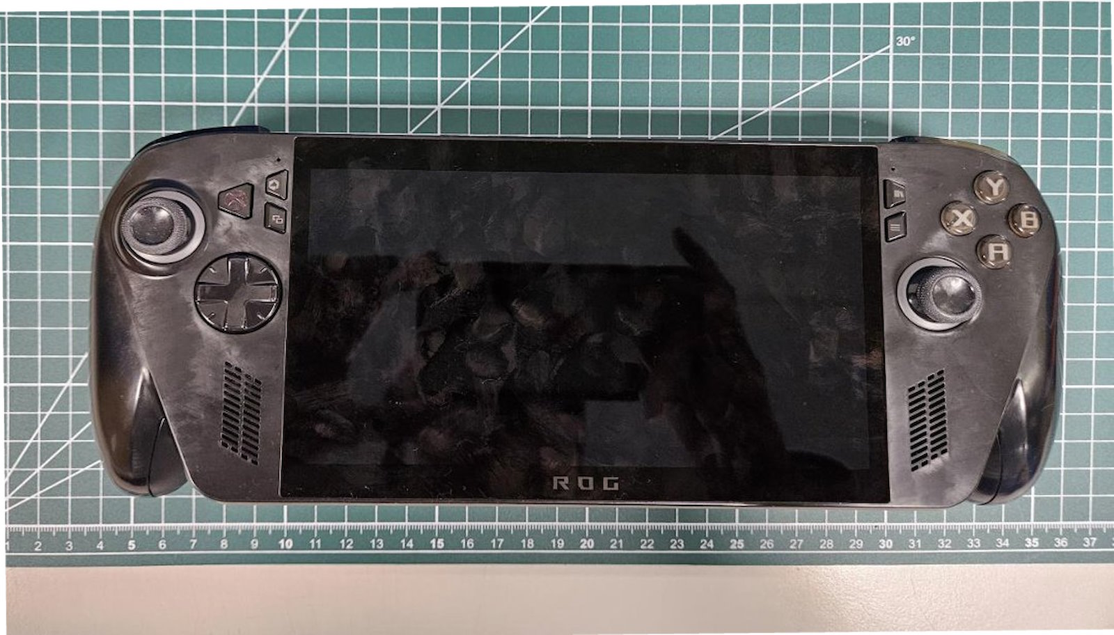Une photo d’une nouvelle console Asus dotée d’un bouton Xbox. © FCC