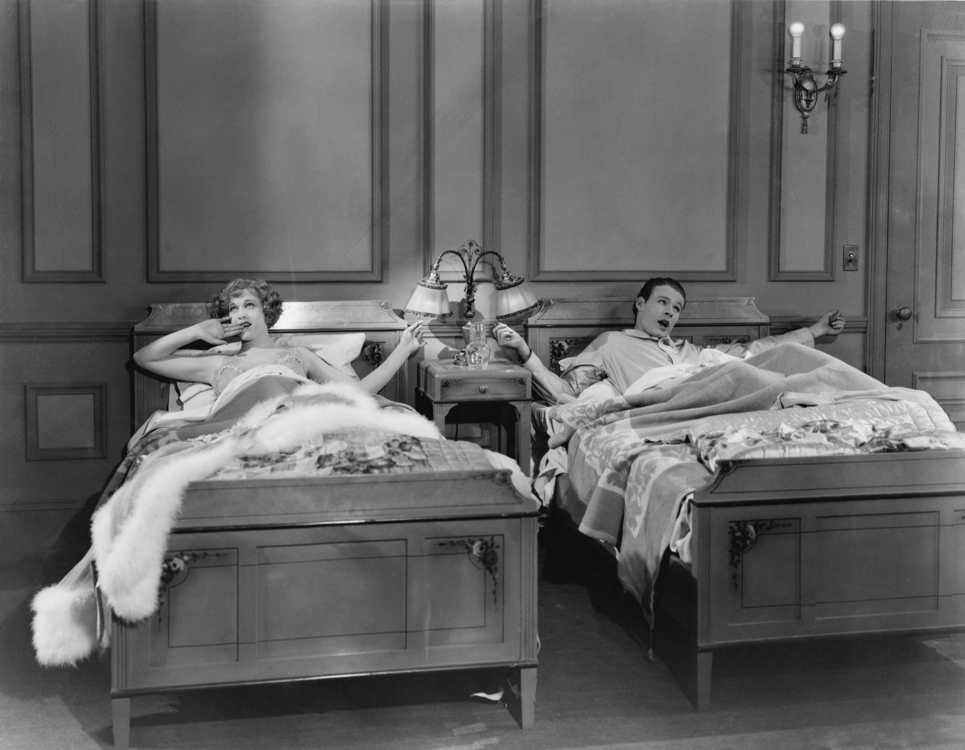 Au début du XXe siècle, dormir séparément était tout sauf tabou. Symboles de modernité et de respect de l’intimité, les lits jumeaux étaient alors courants chez les couples. Une pratique qui semble séduire de plus en plus de Français aujourd'hui. © everettovrk, Adobe Stock