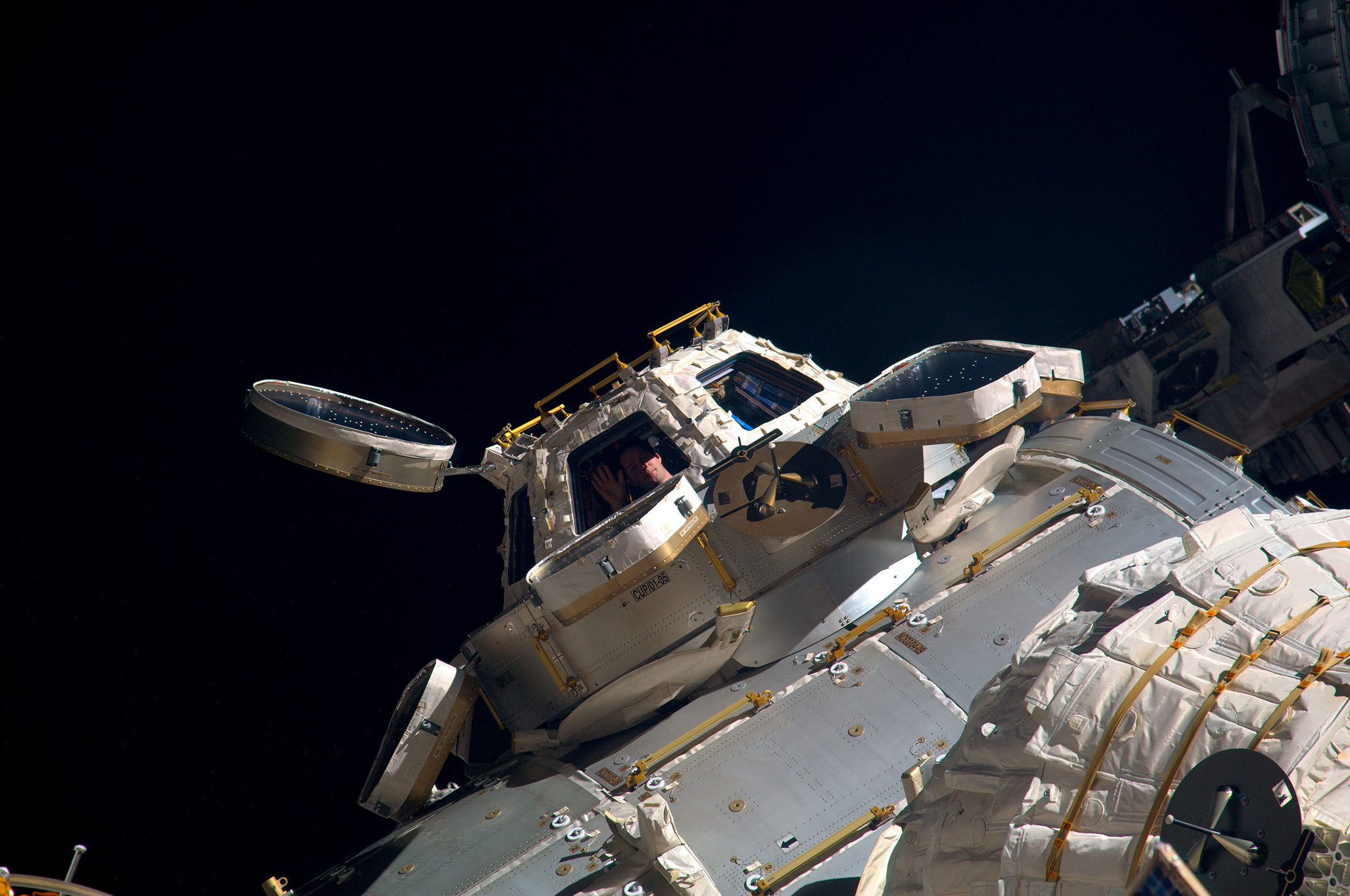 L'astronaute européen Thomas Pesquet à l'intérieur de la coupole d'où il peut piloter et contrôler le bras robotique de la Station spatiale internationale (mars 2017). © ESA, Nasa