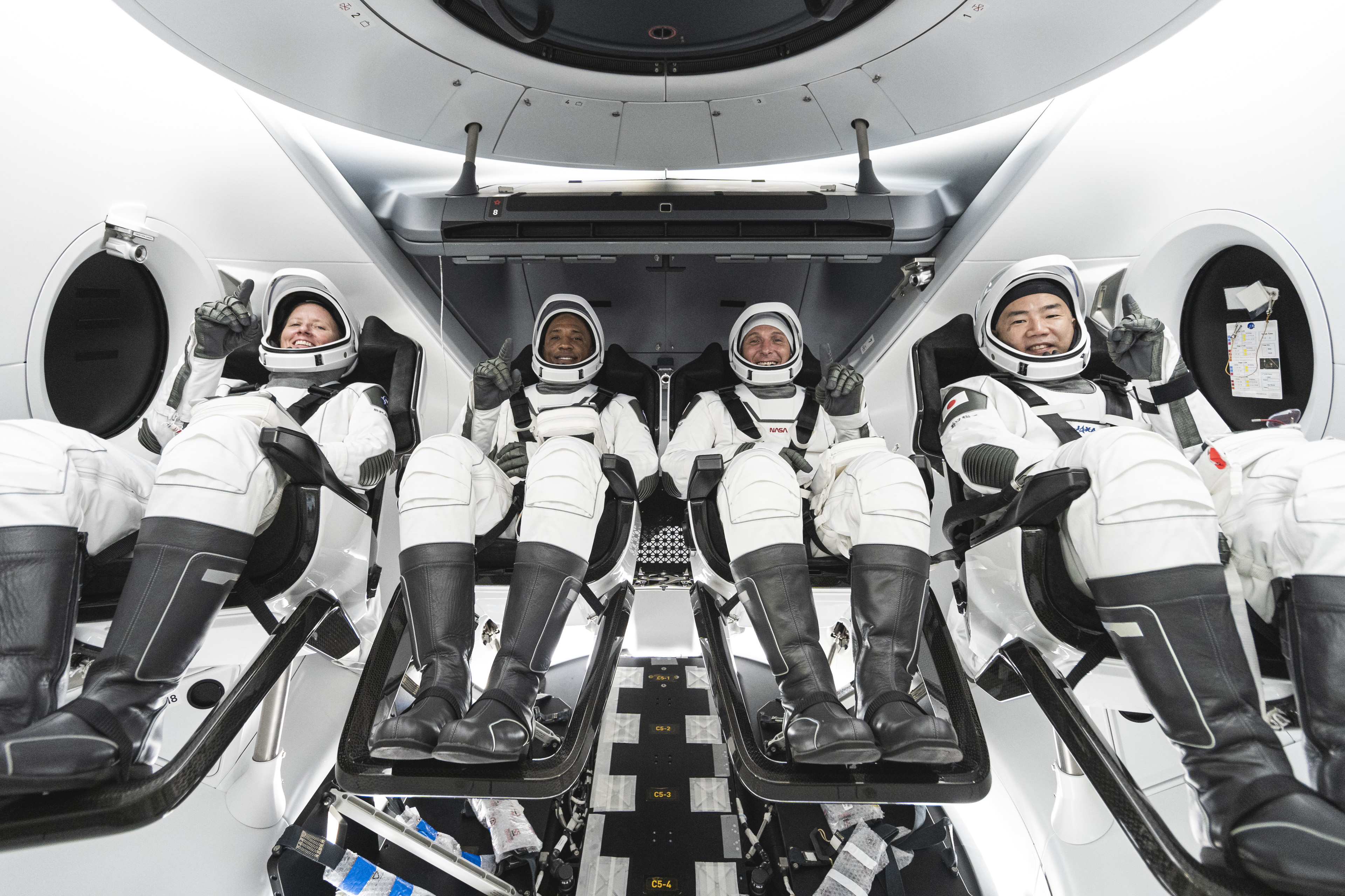 Voici la Crew-1 : trois astronautes américains, Shannon Walker, Victor Glover, Mike Hopkins et un japonais, Soichi Noguchi (Jaxa). © Nasa