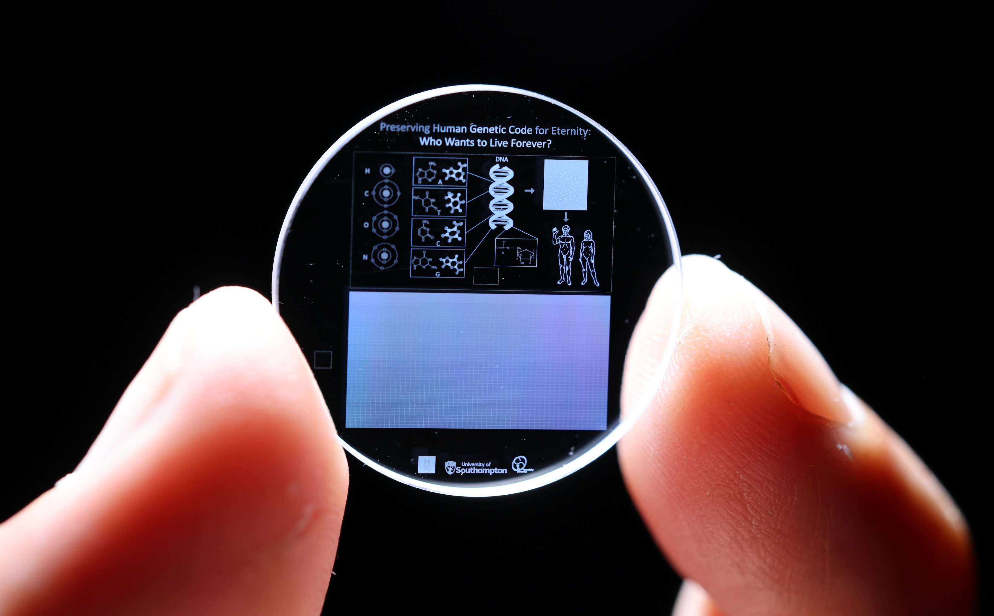 Le cristal-mémoire 5D, avec ses données et des indices visuels. © Université de Southampton