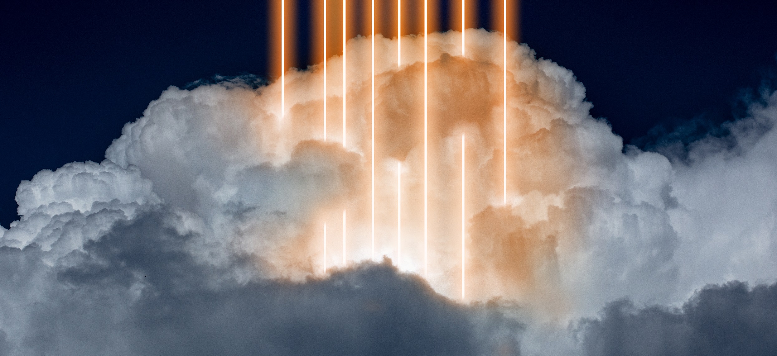 Les flashs de couronne sont des phénomènes lumineux très rares qui se produisent au sommet des nuages d'orages. © master1305, Adobe Stock