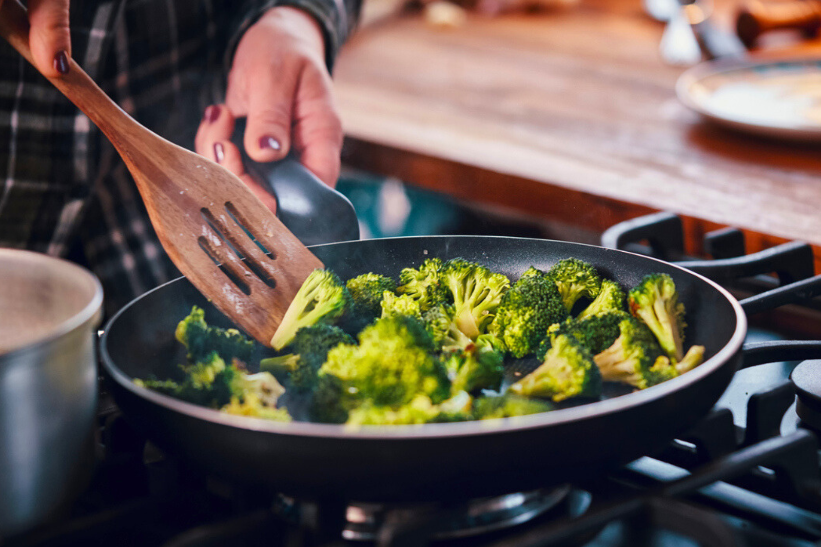 Les scientifiques révèlent une façon plus saine de cuire le brocoli, mais il y a un détail important et il est, pour le moins, surprenant ! © GMVozd, iStock