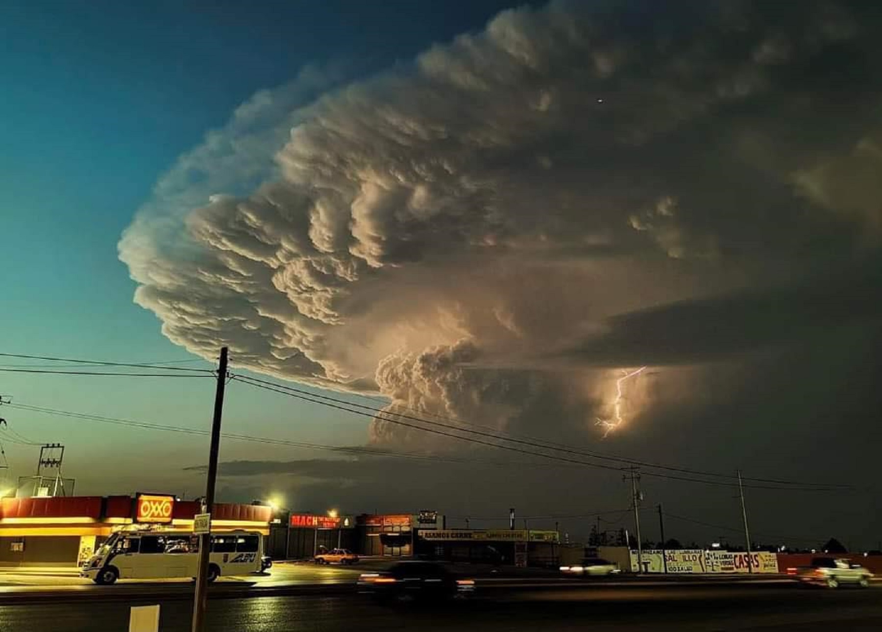Le cumulonimbus capillatus incus est un immense nuage d'orage qui ressemble à ceux formés lors de l'explosion&nbsp;d'une bombe atomique. © Isai Garcia