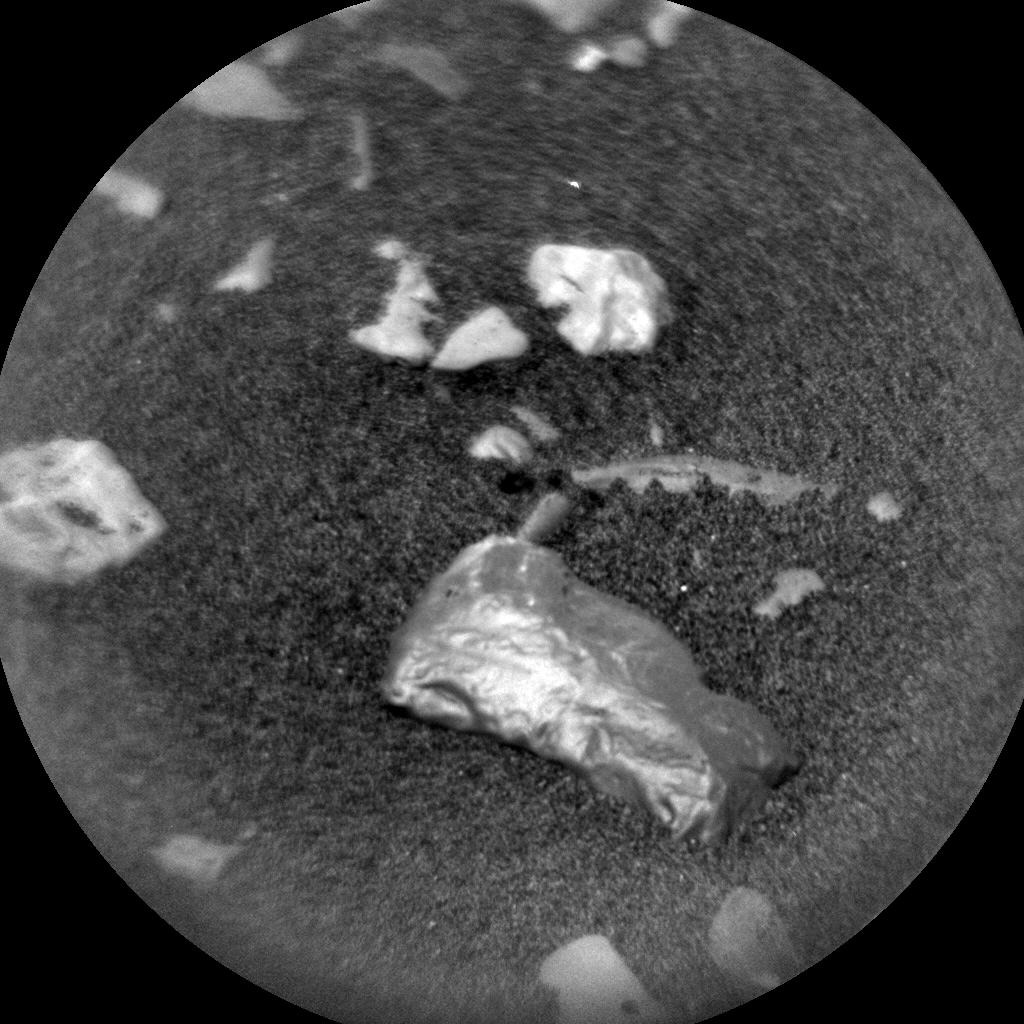 Image d'une petite roche brillante appelée « Little Colonsay », potentiellement une météorite, découverte par Curiosity le 26 novembre dernier, lors de son 2242e jour martien. © Nasa/JPL-Caltech/LANL