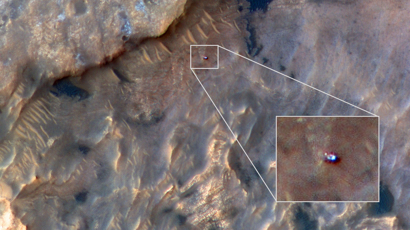 Le rover Curiosity vu le 31 mai 2019 sur les flancs du mont Sharp, au centre du cratère Gale (au niveau de l'équateur martien), par la sonde Mars Reconnaissance Orbiter (MRO). © Nasa/JPL-Caltech