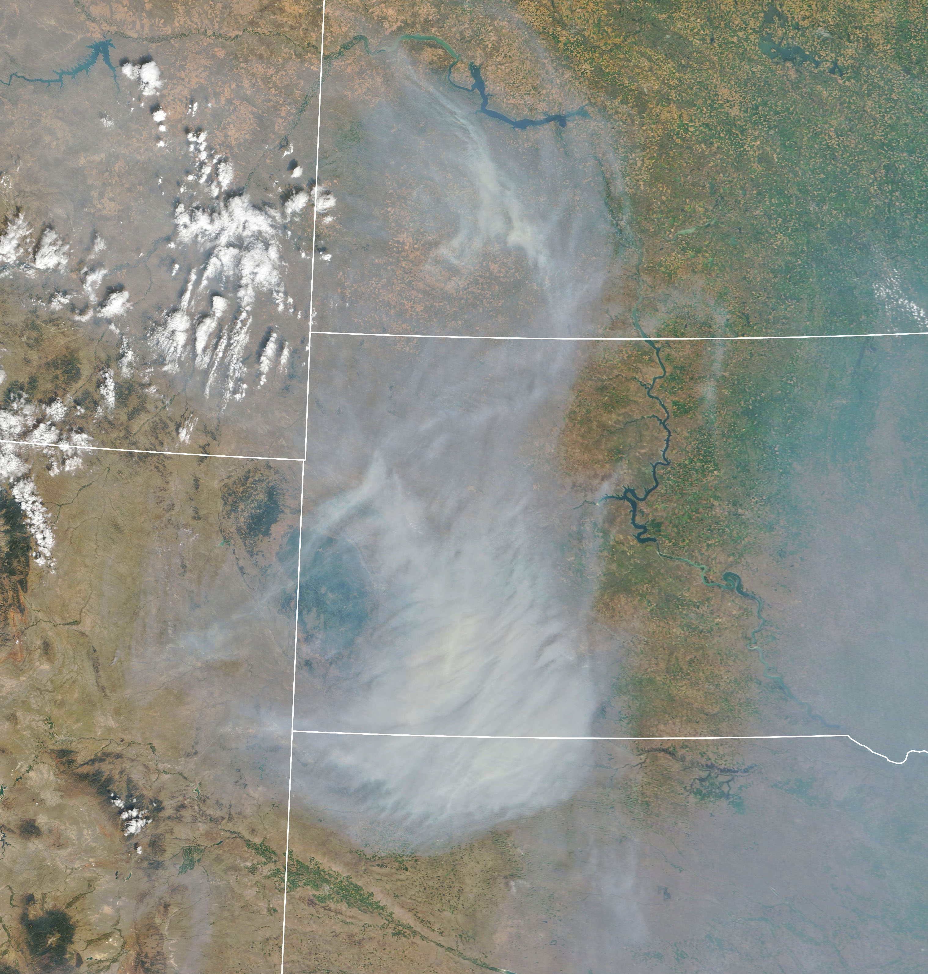 Immenses nuages de fumée formés par les nombreux incendies dans plusieurs États de l'ouest. © Nasa Earth Observatory