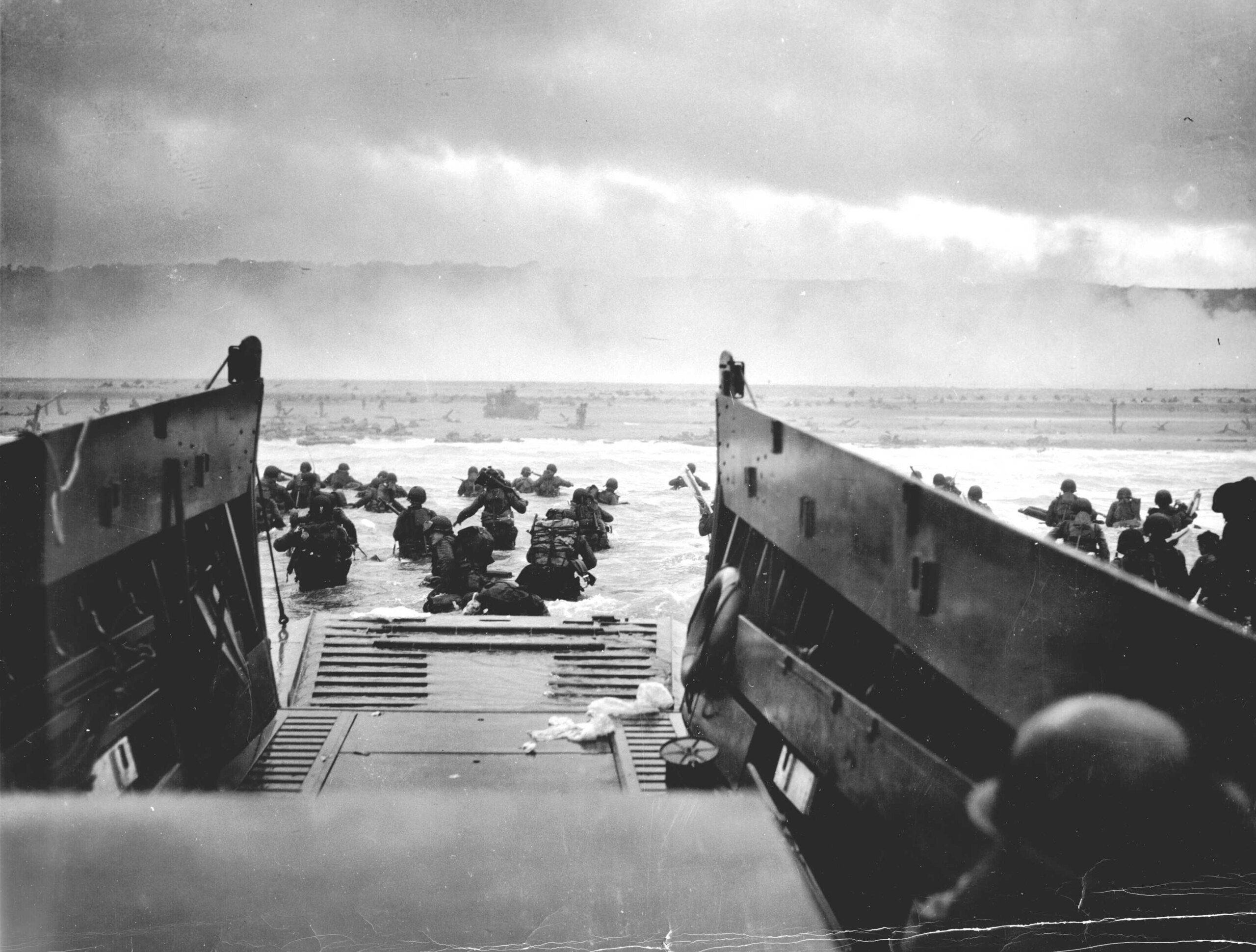 Un Landing Craft Vehicle &amp; Personnel ou barge de débarquement de véhicules et de personnel provenant de l'USS Samuel Chase piloté par l'US Coast Guard, débarque des troupes de la 1re division d'infanterie américaine, dans la matinée du 6 juin 1944 (le D-Day, ou « Jour-J » de l'Opération Neptune) à Omaha Beach. © Wikimédia Commons, domaine public