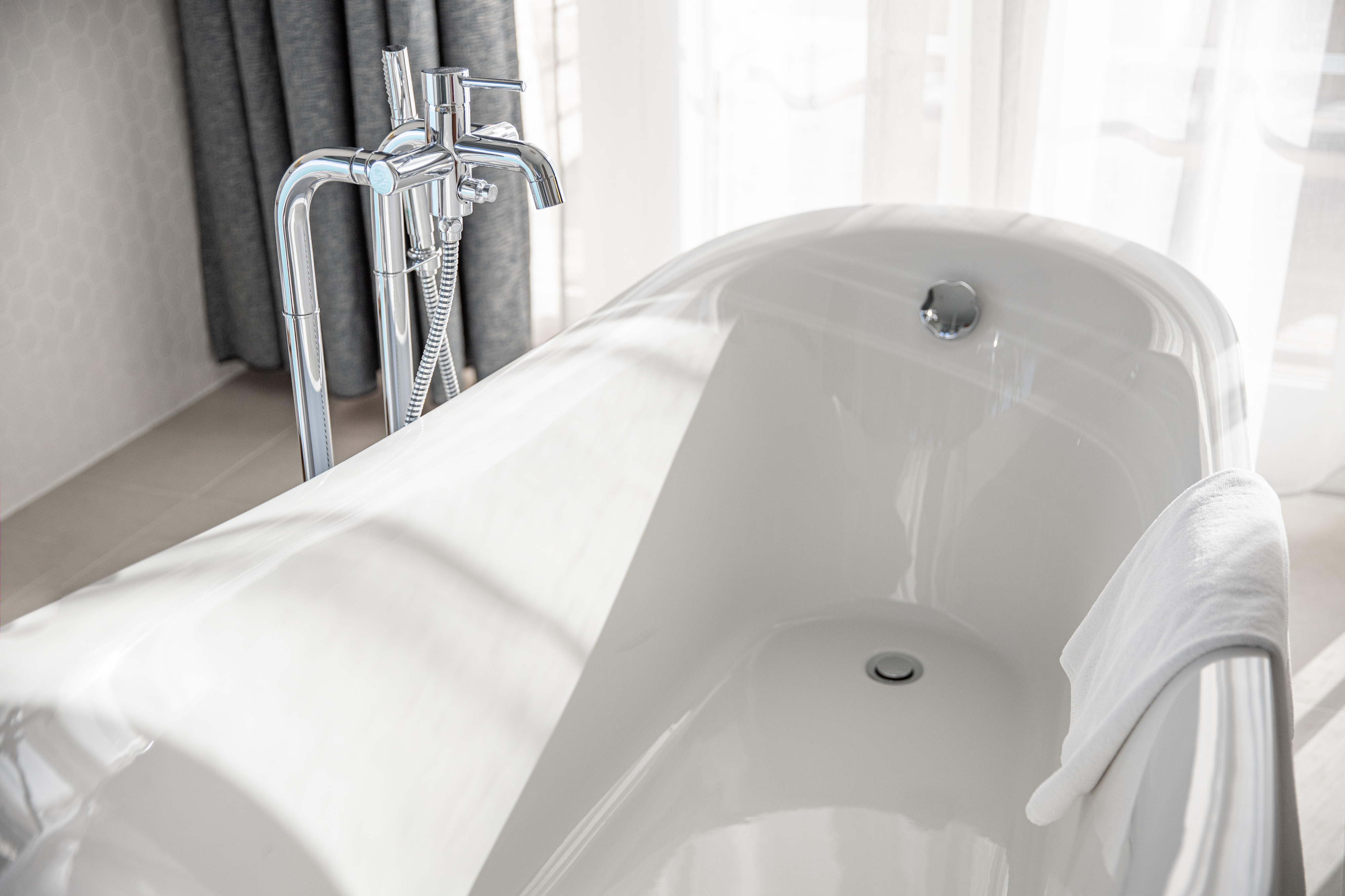 Quelles sont les astuces pour déboucher une baignoire ou une douche ? © icemanphotos, Adobe Stock