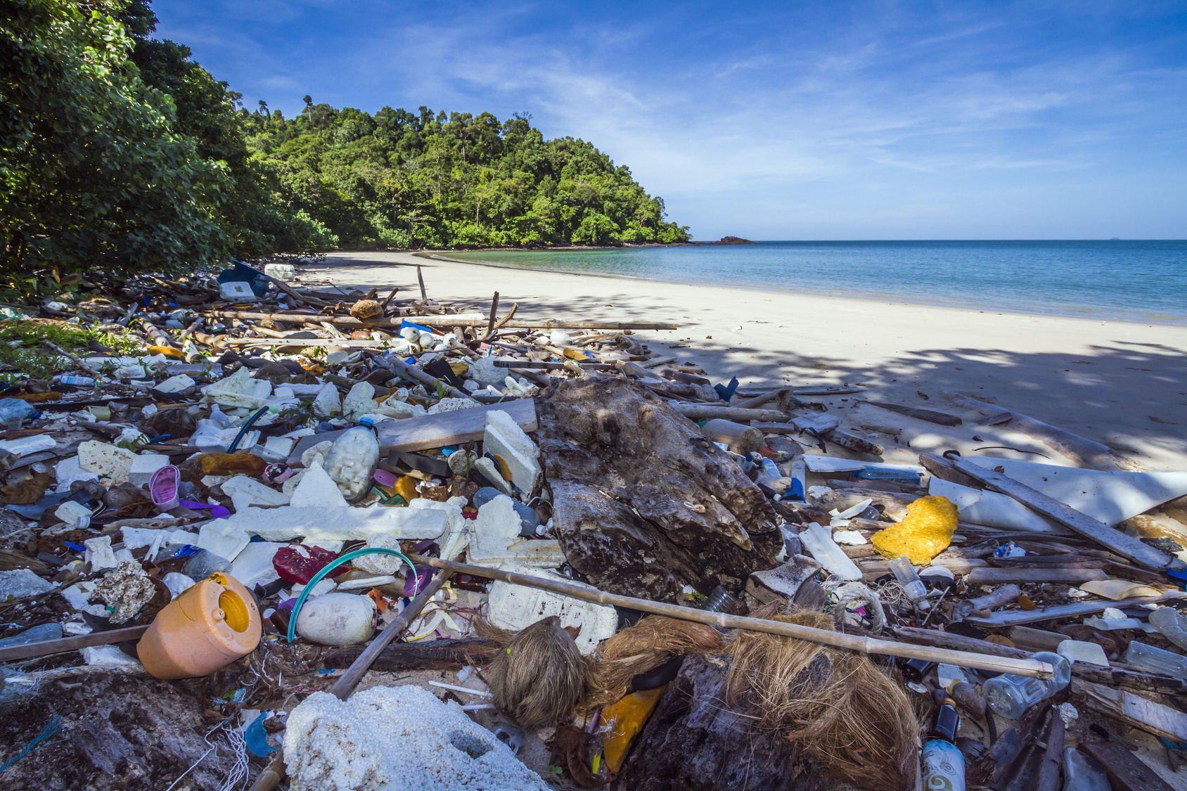 Accumulation de déchets plastique sur une plage du parc marin national de Tarutao, en Thaïlande. © UTOPIA, Fotolia