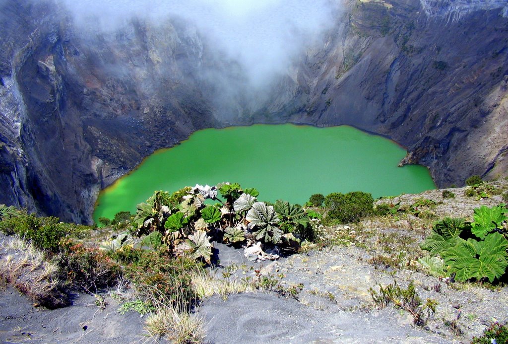 Les parois d'un cratère volcanique sont souvent abruptes. Lorsque le volcan est éteint, la cavité peut se remplir d'eau et ainsi abriter un lac. © juank.madrigal, Flickr, cc by nc 2.0