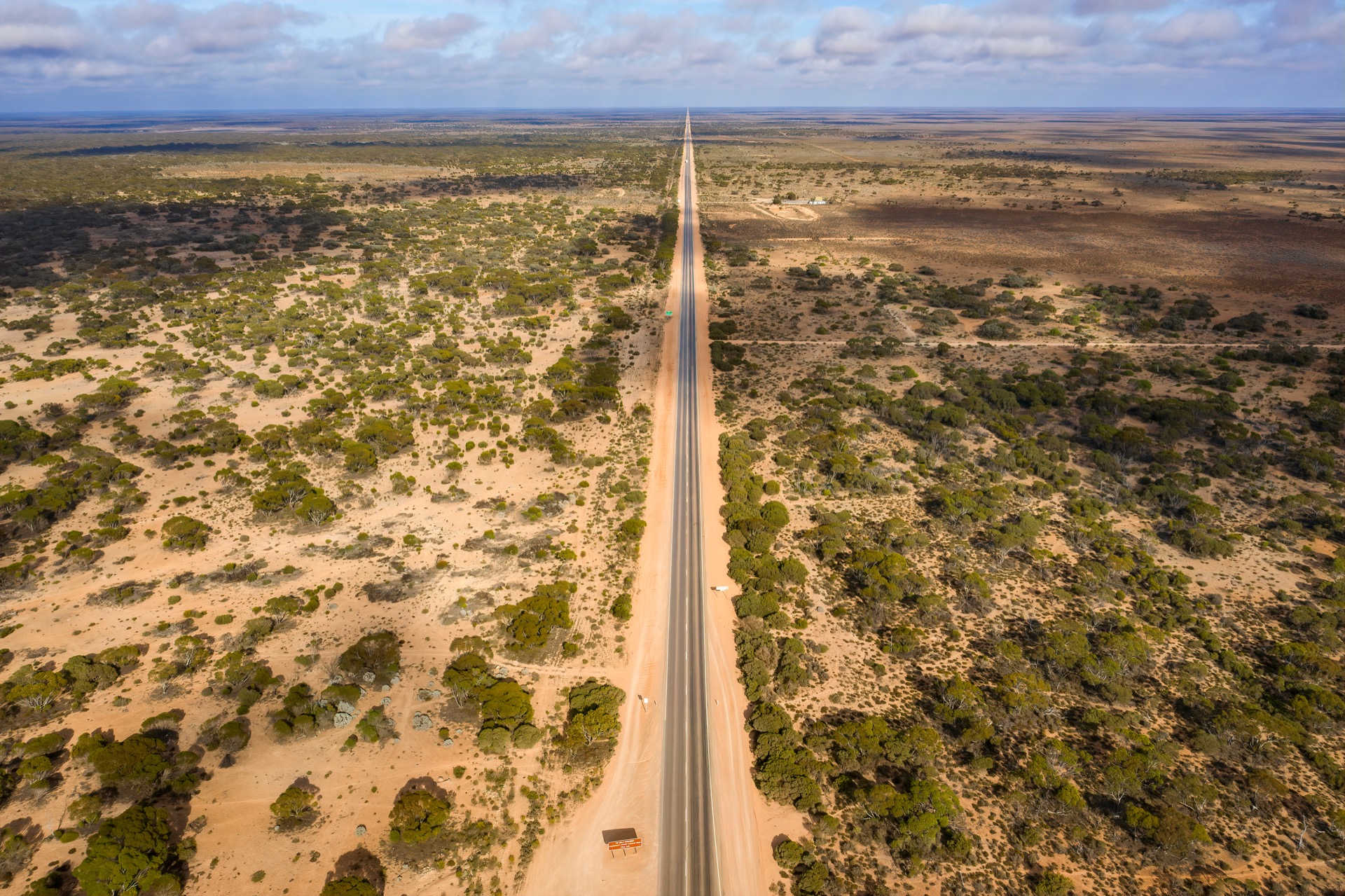 Une étrange cicatrice a été identifiée grâce à Google Earth dans la plaine désertique de Nullarbor, en Australie. © Michael Evans, Adobe Stock