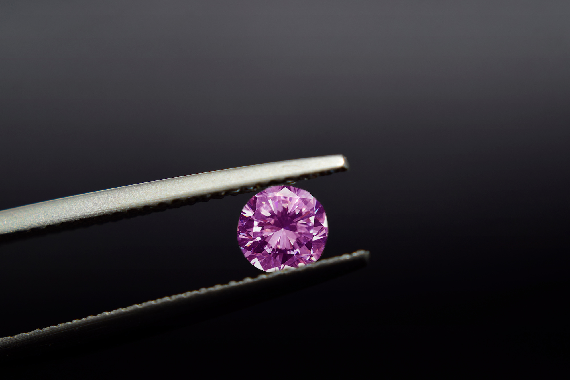 Les diamants roses ne proviennent quasi-exclusivement que d'un seul gisement : la mine d'Argyle en Australie. © Diamon jewelry, Adobe stock