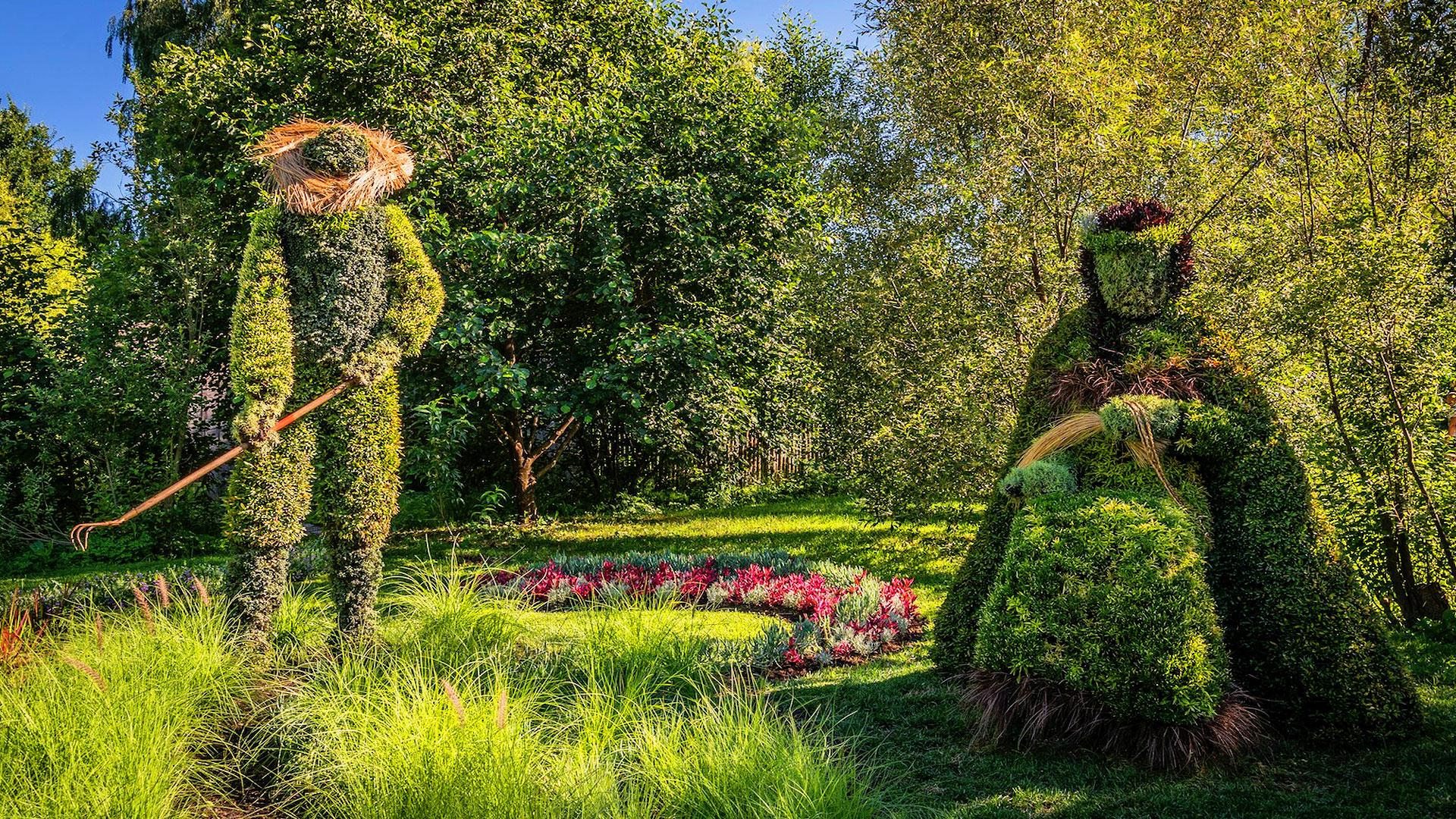 Sculpture végétale champêtre d'un paysan et sa femme