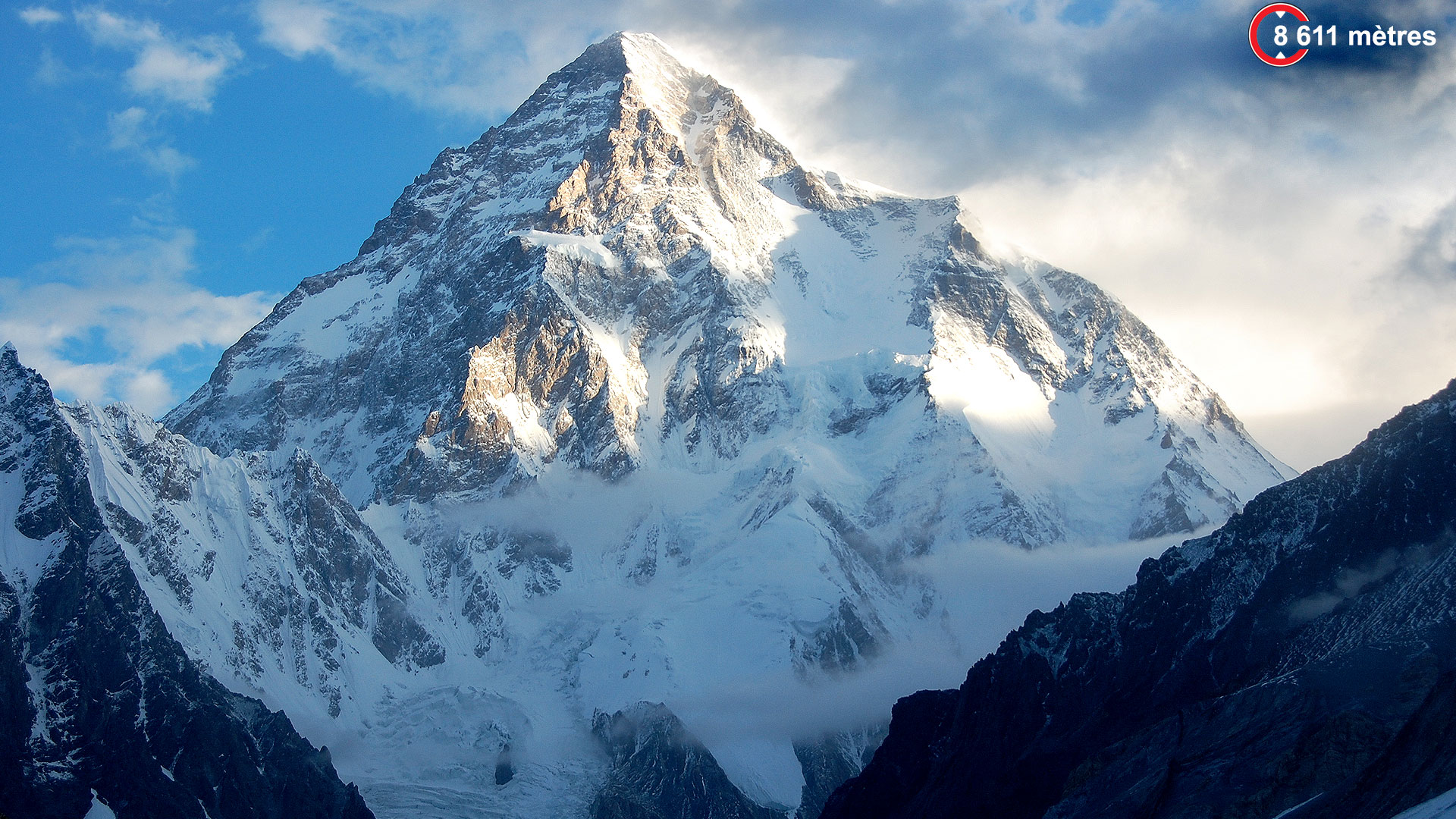K2, la « montagne sans pitié ». Avec 8.611 mètres, le K2 est le deuxième plus haut sommet du monde, situé à la frontière entre la Chine et le Pakistan dans le massif du Karakoram. Pourtant, il est considéré comme beaucoup plus délicat à gravir et dangereux que l’Everest. Seulement un peu plus de 300 alpinistes sont parvenus au sommet et 81 personnes y ont péri. À ce jour, aucune ascension n’a été entreprise en hiver au vu des conditions extrêmes.© Maria Ly, CC by 2.0Pour des ascensions de ce type, mieux vaut être très bien équipé. K2 est aussi une marque de ski et produits de montagne ! 