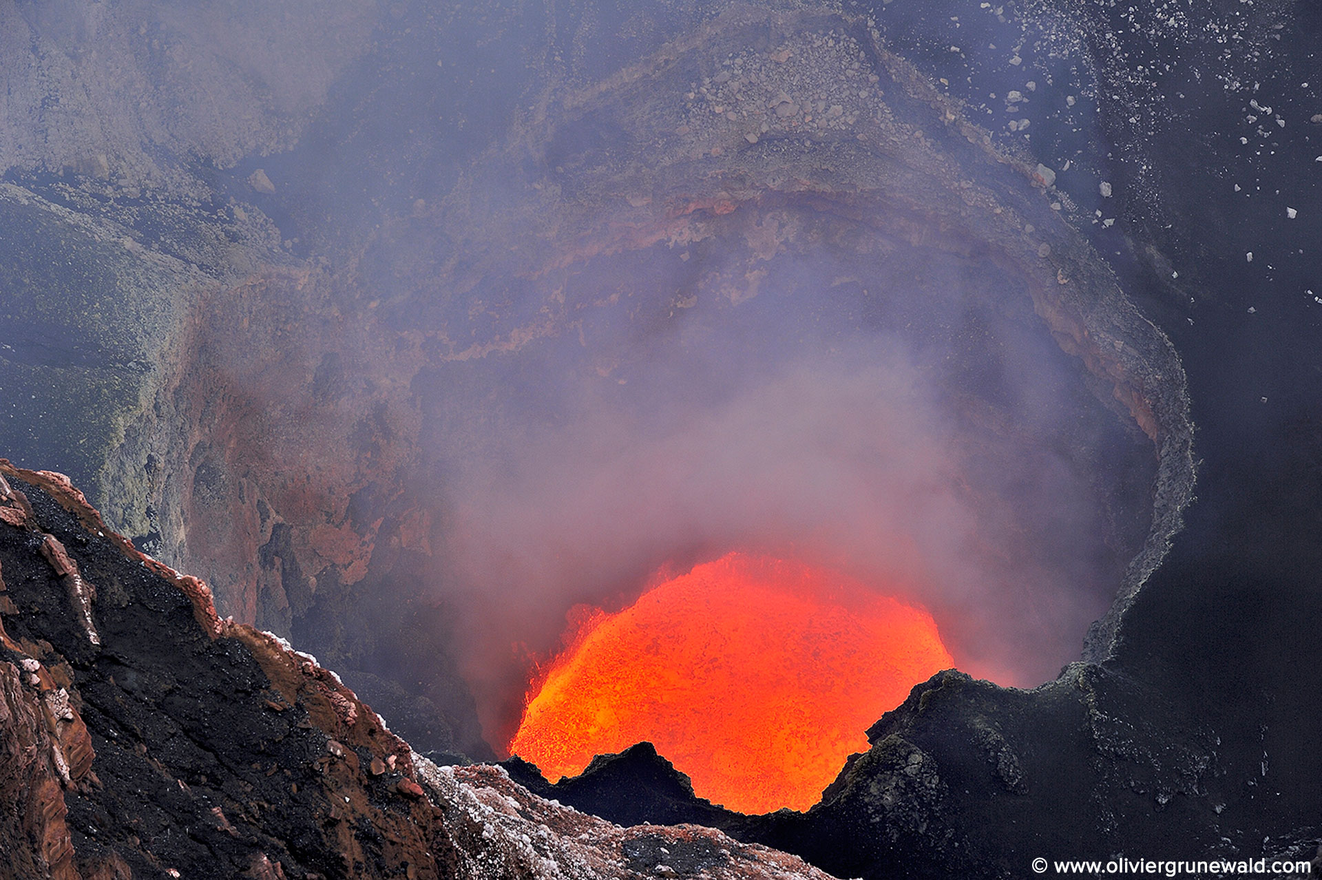 Le lac de lave bouillonnant du volcan Marum