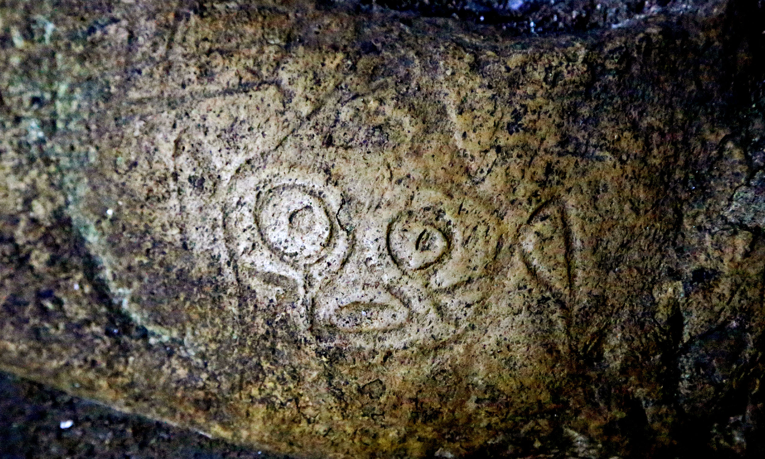 Un pétroglyphe dans une grotte des Haïtises