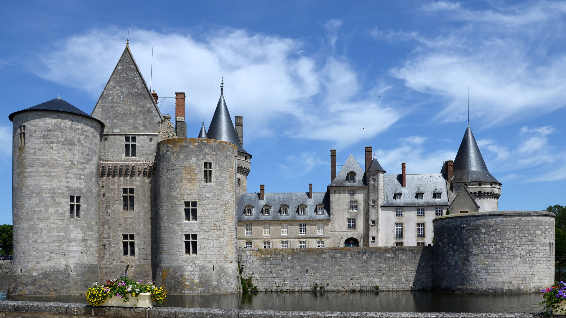Le château de Sully-sur-Loire en éclaireur sur le fleuve