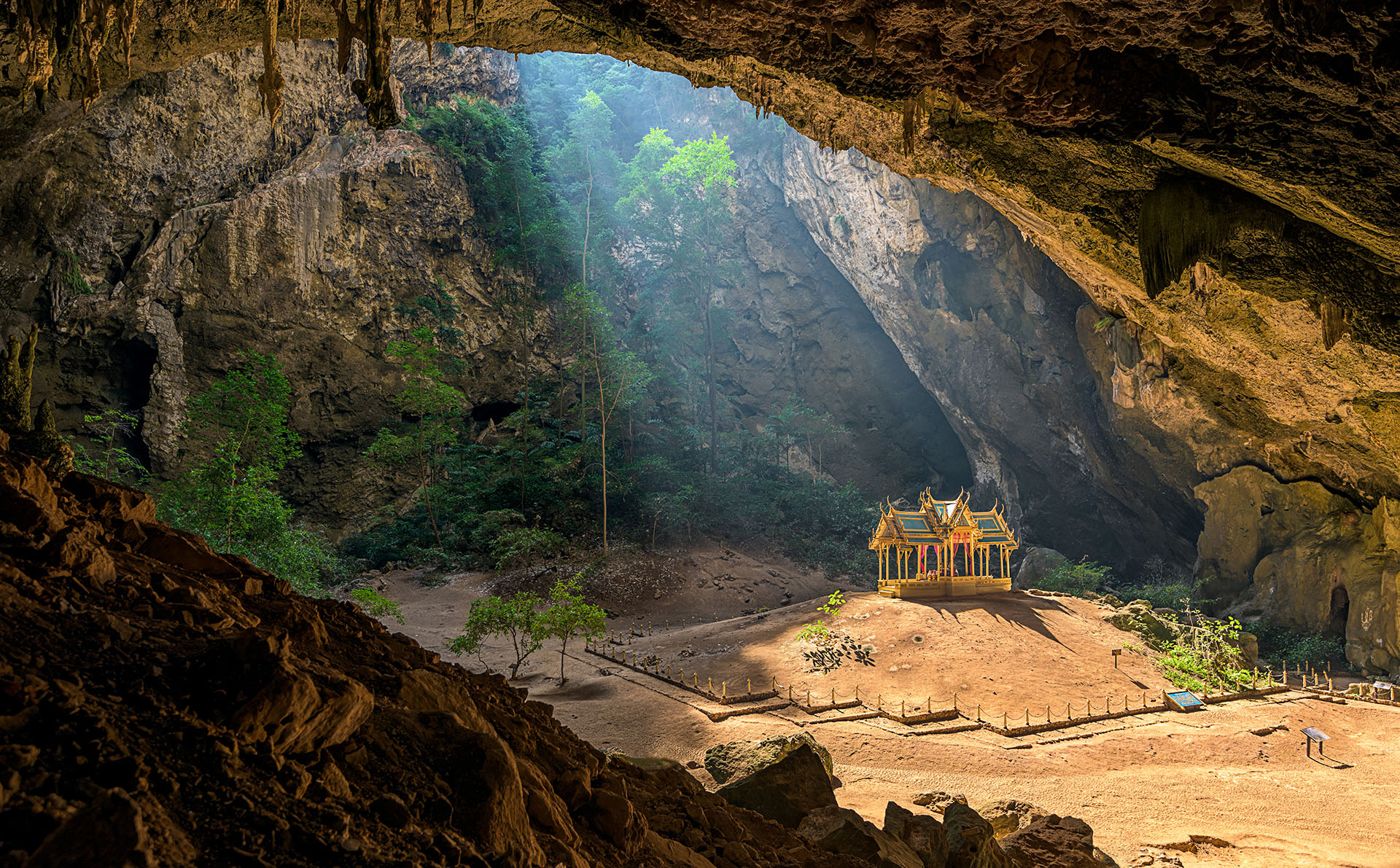 Le pavillon royal Kuha Karuhas, caché au cœur d'une grotte