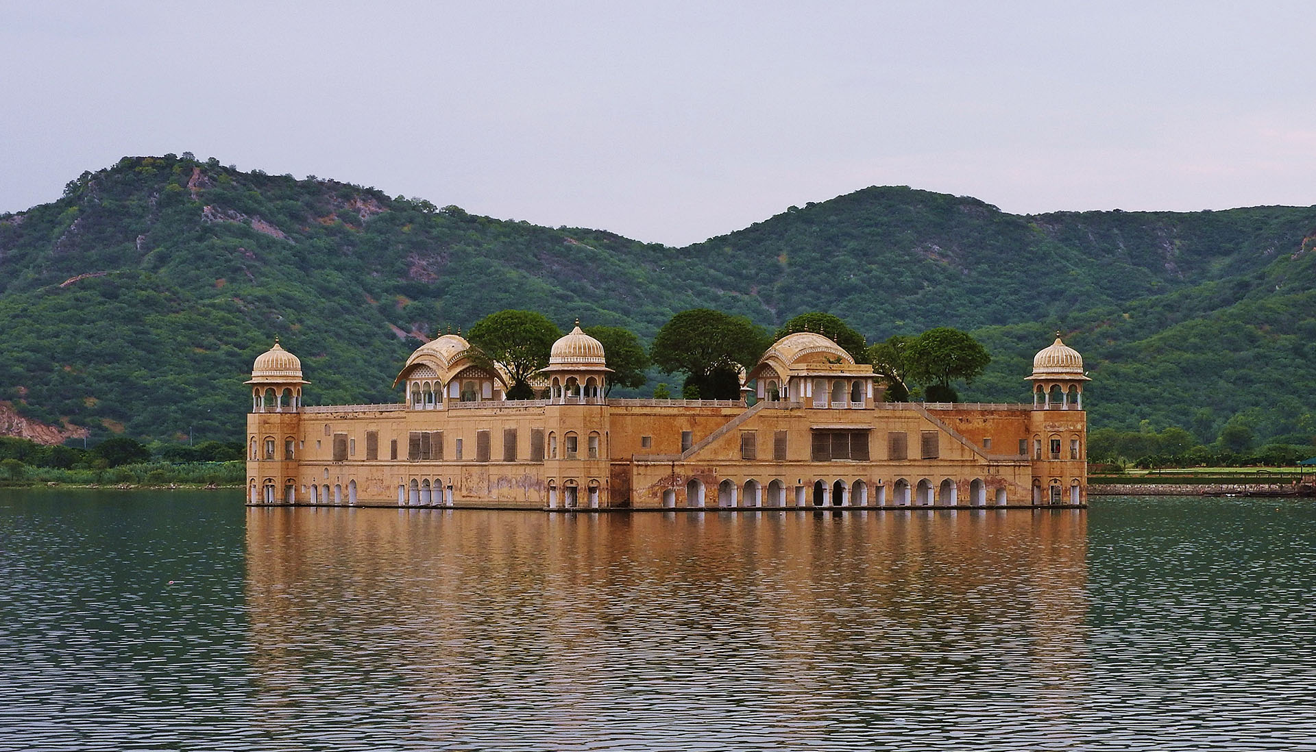 Contrairement au Taj Mahal, dit le palais de la couronne, le Jal Mahal est peu connu. Littéralement « palais sur l'eau », il est situé dans le nord de l'Inde, et plus précisément à Jaipur, une ville du Rajasthan. Ce palais a été construit au XVIIIe siècle pour le Maharaja, le roi de l'Inde, afin d'être son palais d'été. Or, dans ce pays où les températures peuvent monter jusqu'à 40 °C en saison pré-mousson, il convient de pouvoir vivre dans un endroit frais. Ainsi, un barrage a été érigé dans le seul but de créer un lac autour du palais. Quel meilleur moyen d'être rafraîchi ?Jal Mahal, à Jaipur, en Inde. © Ajit Kumar Majhi, Wikimedia commons, CC by-sa 4.0