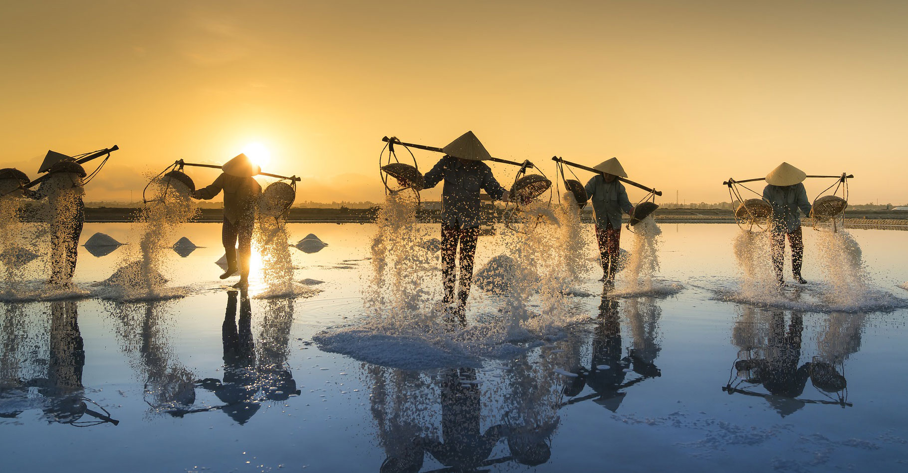 Au Vietnam, on produit du sel sur les côtes du pays, du nord au sud selon des techniques différentes. La période de la récolte du sel s’étale traditionnellement sur les mois les plus chauds de l’année, de janvier à juin. Le travail des ouvriers dans les marais salants est éprouvant. Et le cours du sel étant variable, la vie de ces saliniers est des plus instables. D’autant que la saliculture semble aujourd’hui de plus en plus menacée par le réchauffement climatique qui, apportant des pluies de plus en plus violentes, compromet régulièrement la production. © Quangpraha, Pixabay