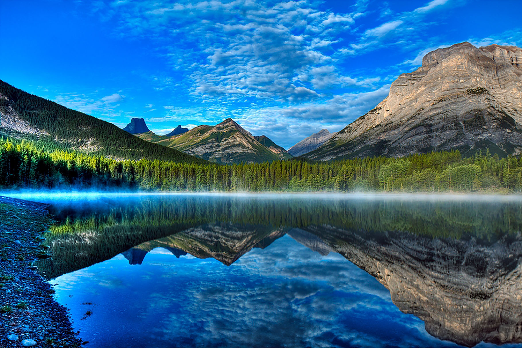 Dans une des provinces canadiennes, l'Alberta, se trouve le pays du Kananaskis. Il s'agit d'un ensemble de parcs principalement destinés au tourisme et aux loisirs, dont l'un est une réserve écologique. Au cœur de ce pays, dont le nom rendrait hommage à un indien d'une des tribus du peuple Cri, s'allonge un lac dénommé&nbsp;Wedge Pond. Littéralement « l'étang du coin ». Un lieu connu pour ses randonnées et autres loisirs d'extérieur, comme le ski de fond ou la luge en hiver.Un sentier de seulement un kilomètre de long, longeant l'étang, explique son histoire grâce à plusieurs pancartes. La première titille la curiosité. Elle raconte&nbsp;que&nbsp;Wedge Pond&nbsp;ne disposait que d'un mètre de profondeur quelques années auparavant&nbsp;mais que cette époque est désormais révolue. Cette faible taille, le laissant geler entièrement l'hiver, et parfois s'assécher en été, ce qui rendait la survie des poissons impossible ne serait plus un problème aujourd'hui. Pourquoi ? La réponse se trouve au Canada !© 2009, Alan et Elaine&nbsp;Wilson