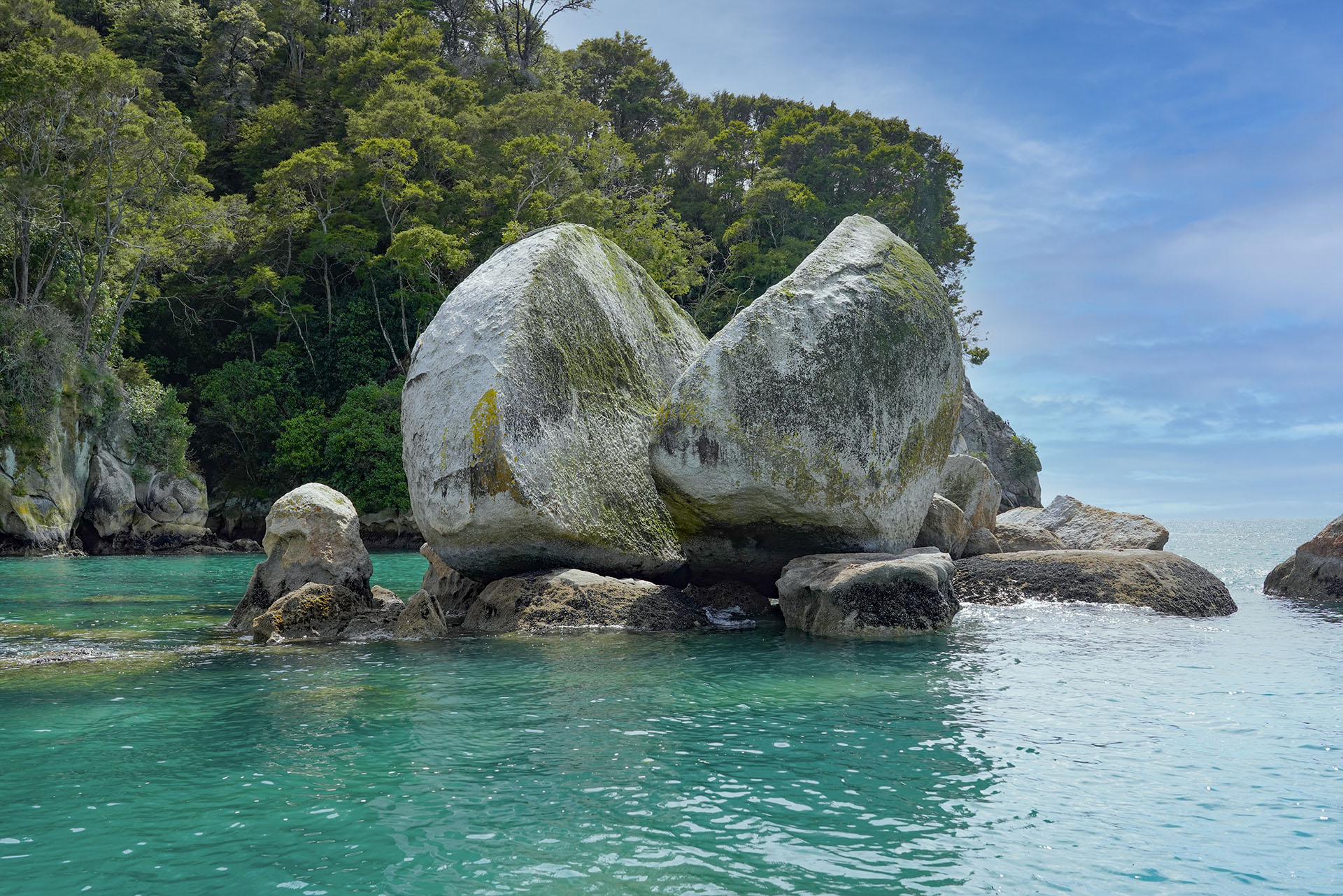 Le rocher fendu d'Abel Tasman
