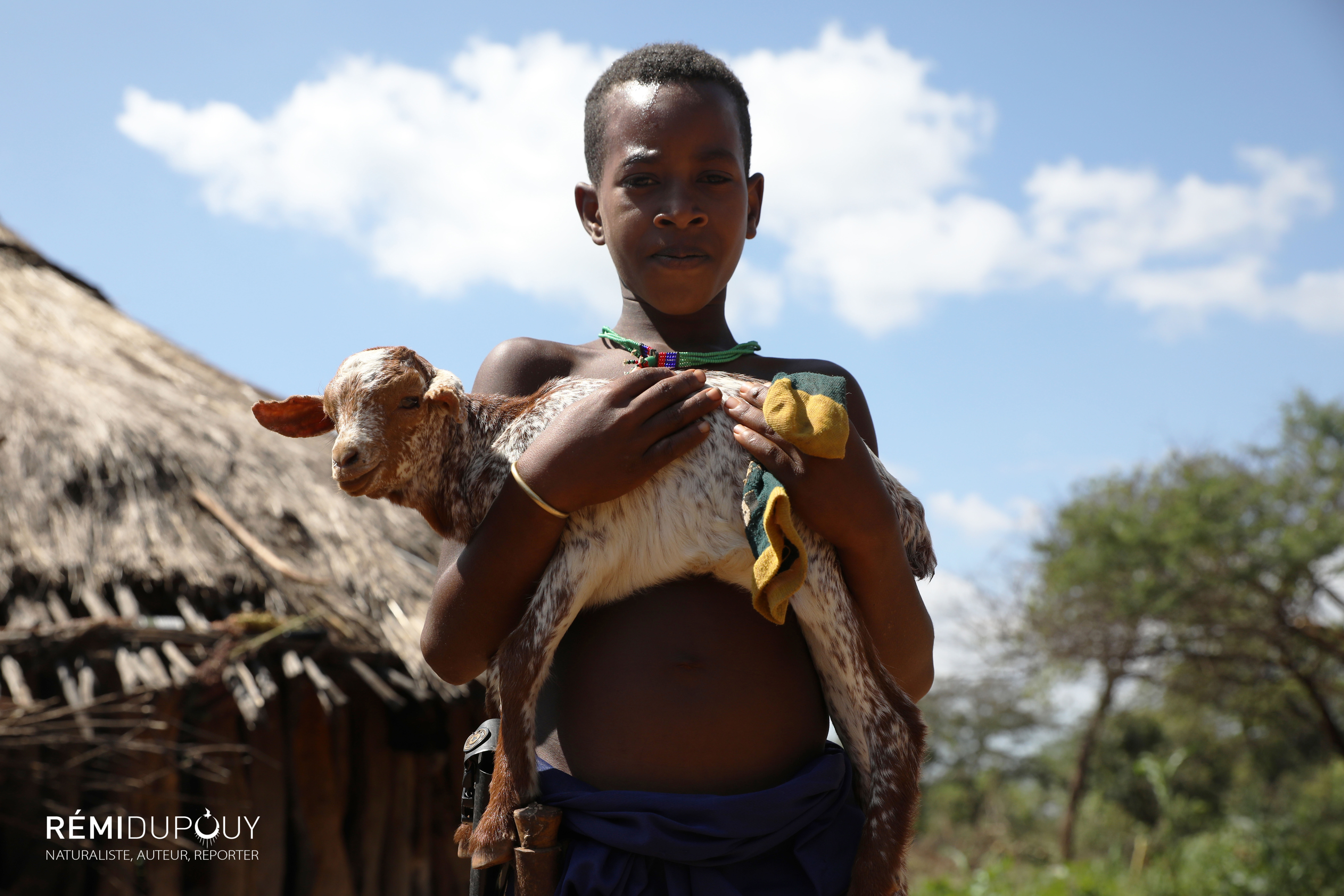 Éthiopie : l'enfant et le chevreau dans vallée de l'Omo