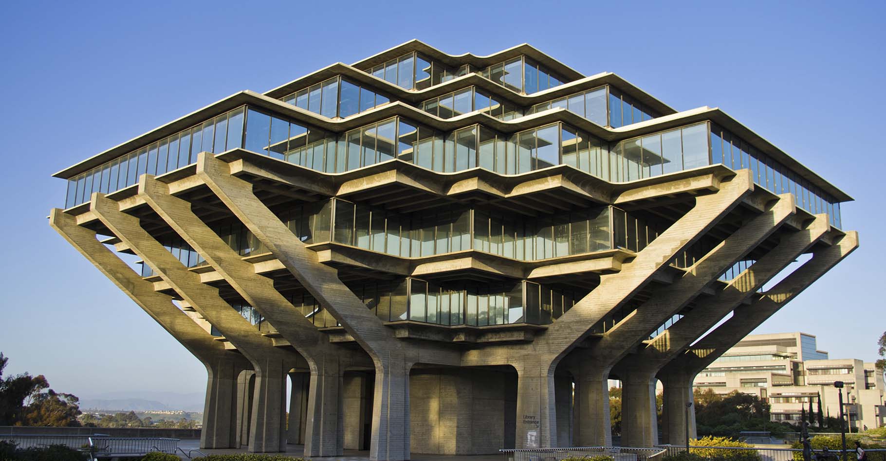 La Geisel Library, située à l'Université de Californie à San Diego, a été conçue par l'architecte William Pereira en 1970. De style brutaliste, elle se distingue par sa forme futuriste en béton et verre, évoquant une structure en éventail ou une soucoupe volante. © Antoine Taveneaux, Wikimedia Commons, CC BY-SA 3.