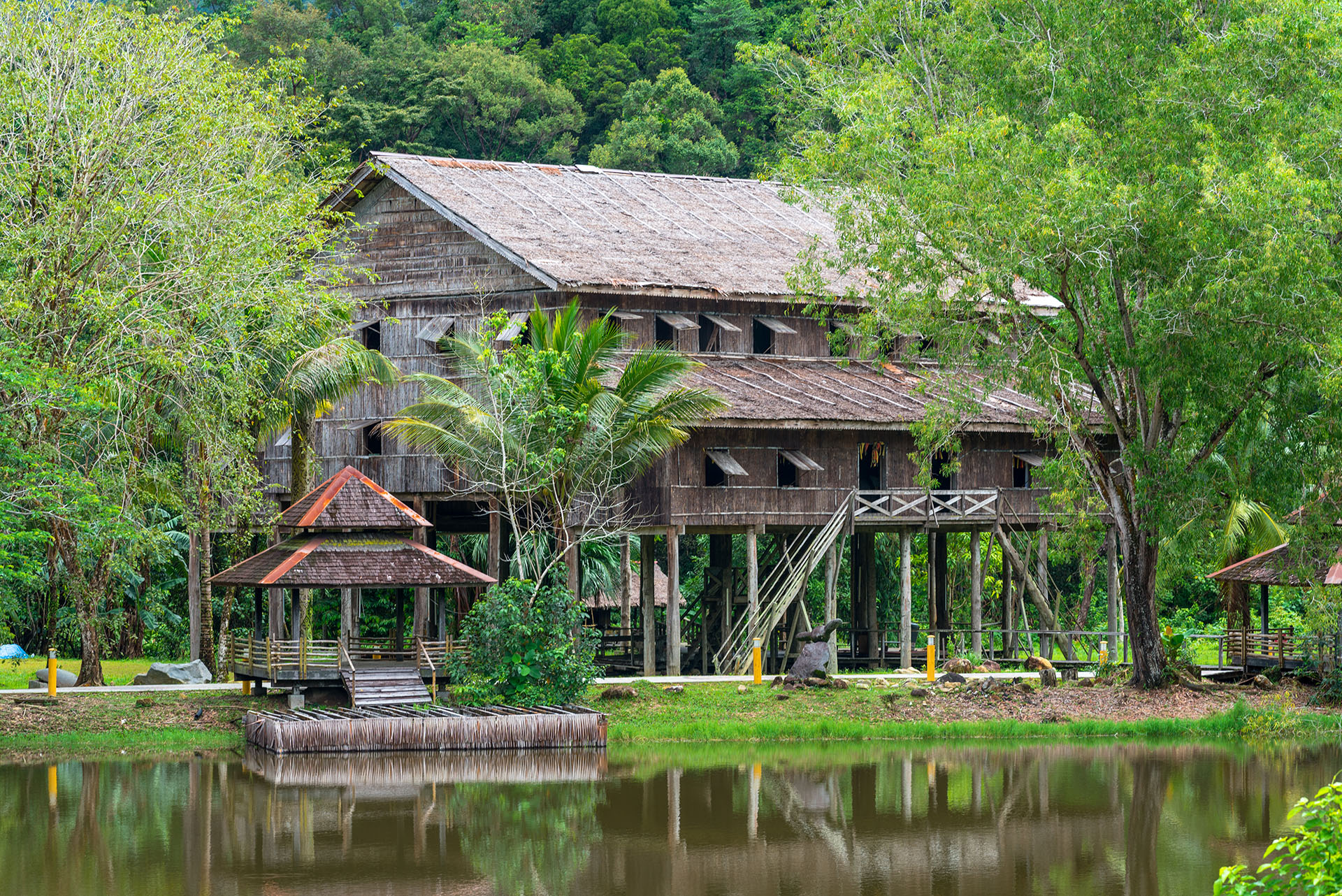 Malaisie : « les longhouses », l'héritage communautaire et culturel de Bornéo