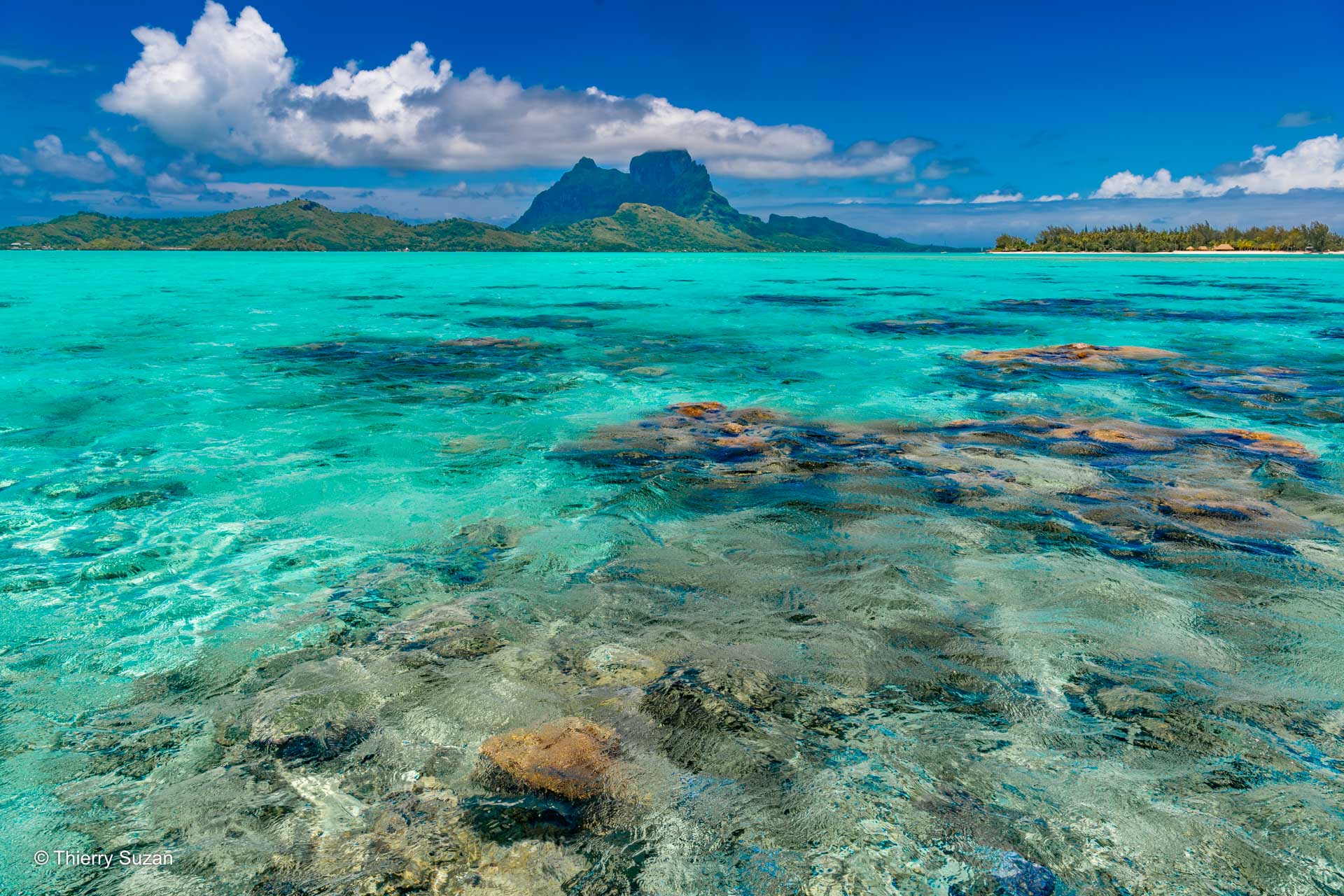 La montagne des légendes | Mont OtemanuDans le ciel, les vagues de nuages caressent les angles tranchants du mont Otemanu. La montagne qui inspire les êtres depuis la nuit des temps domine les vallées d’hibiscus et les pentes recouvertes de fougères arborescentes.© Thierry Suzan, tous droits réservés  