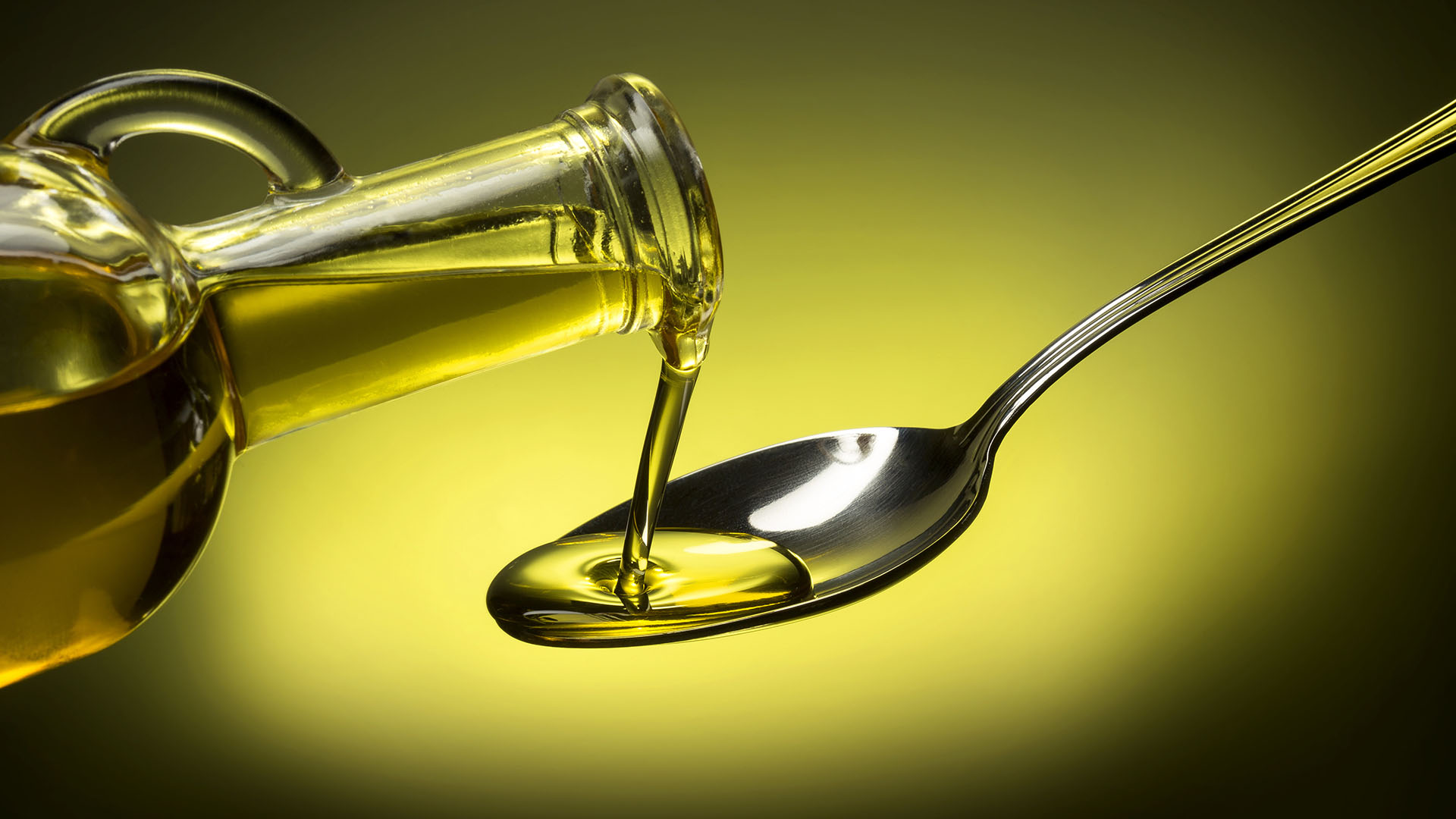 Les huiles alimentaires offrent une grande diversité, allant de l’huile d’olive à l’huile de colza, en passant par l’huile de noix ou de tournesol. Riches en acides gras essentiels, elles participent au bon fonctionnement du cœur, du cerveau et du système immunitaire. Certaines sont également sources de vitamines A, D et E. Varier les huiles permet de bénéficier d’un équilibre nutritionnel optimal. Elles jouent aussi un rôle important en cuisine, en rehaussant les saveurs des plats.© Popout, Adobe stock 