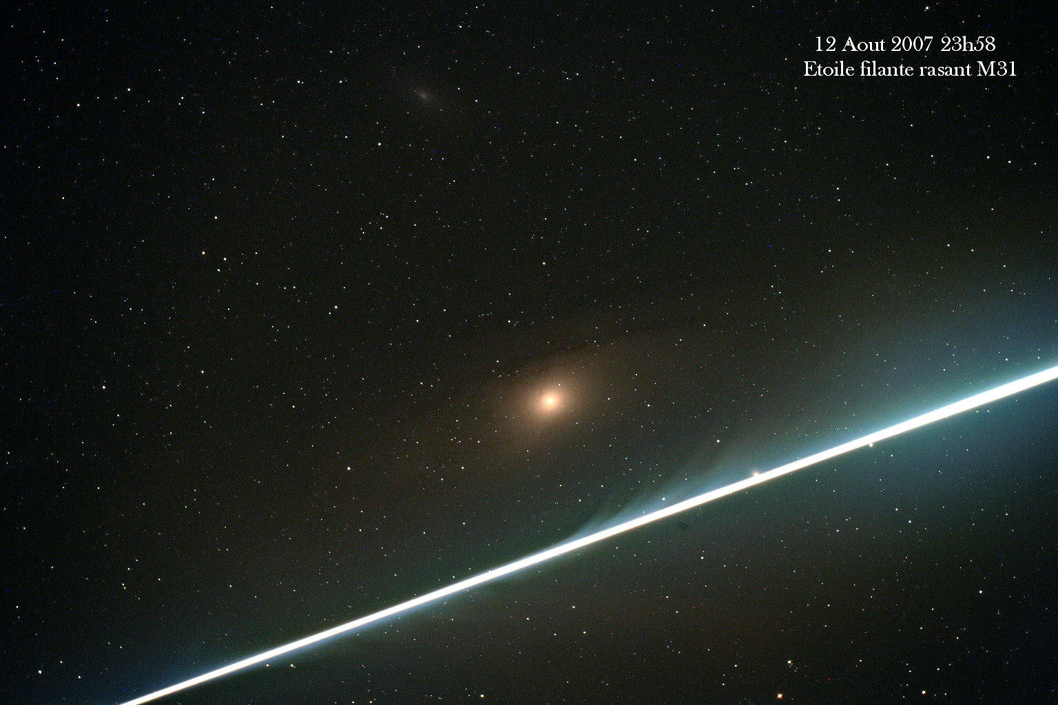 Le 12 août 2007 à 23 h 58, une étoile filante rase la galaxie M31, alias Andromède. © DR