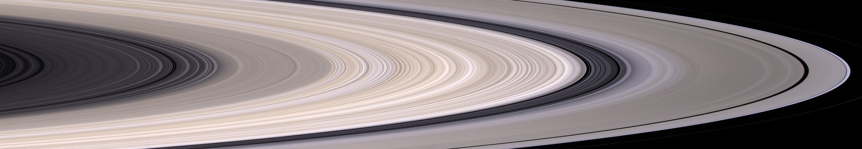 Panoramique des anneaux de Saturne