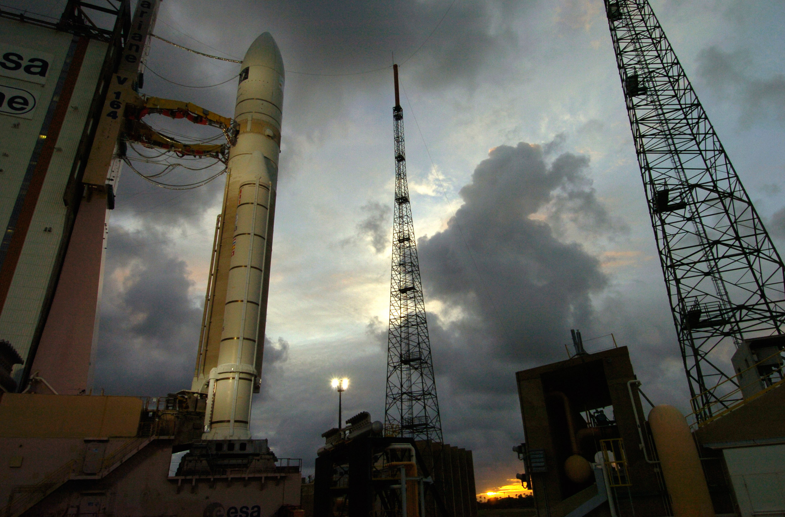 Ariane 5 sur son pas de tir du Centre Spatial Guyanais