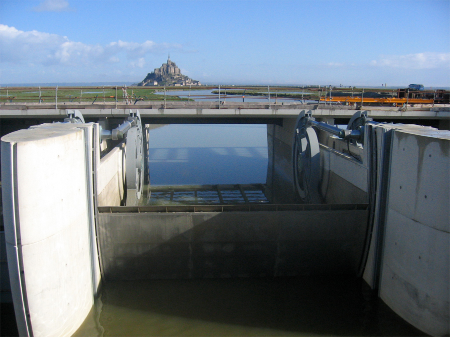 Première moitié du nouveau barrage sur le Couesnon durant les travaux