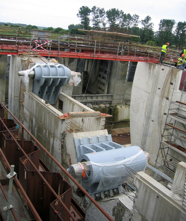 Levier et palier des vannes durant la réalisation du barrage du Couesnon