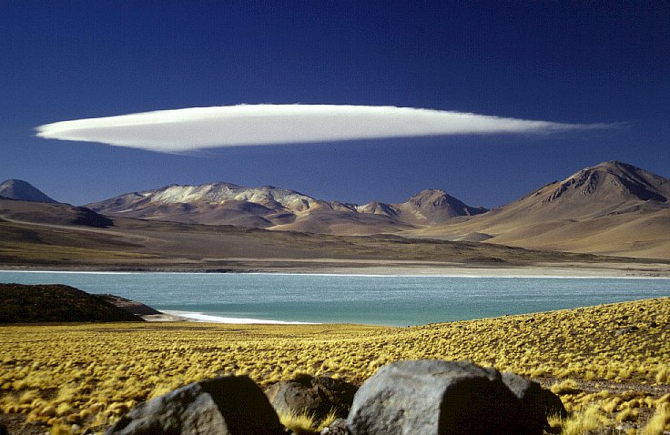 Nuage lenticulaire au-dessus du lac Laguna Verde, en Bolivie