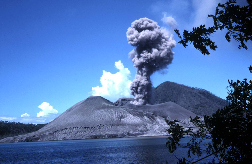L'éruption du volcan Tavurvur, en Papouasie-Nouvelle-Guinée