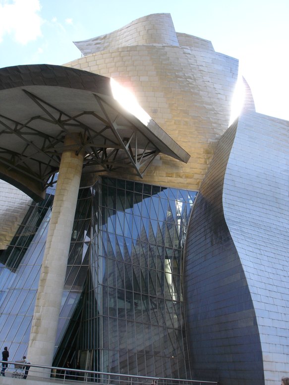 Le musée Guggenheim de Bilbao vu depuis l'esplanade