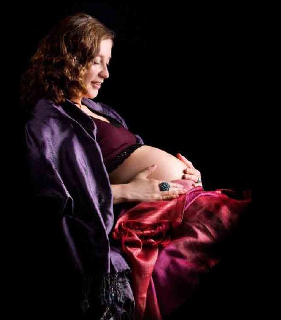 Femme enceinte et son ventre arrondi